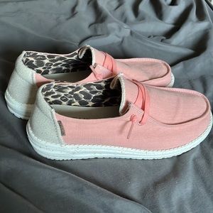 Hey Dude Casual Shoe Women’s Size 8 Peach Lightweight Summer